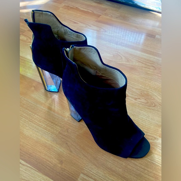 Classy suede ladies CK Booties ready for any occasion.. - Picture 1 of 9